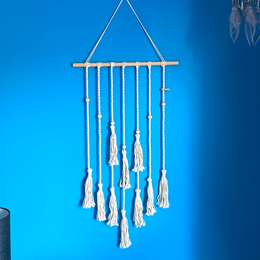 Macrame picture hanger
